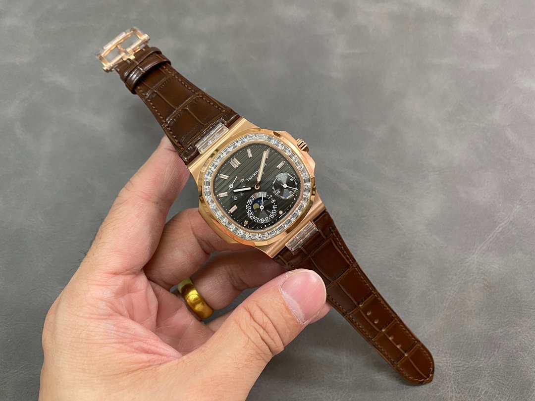 【Super Clone】Replica Patek Philippe Nautilus 5724 001 40mm Mens Watch - Image 6