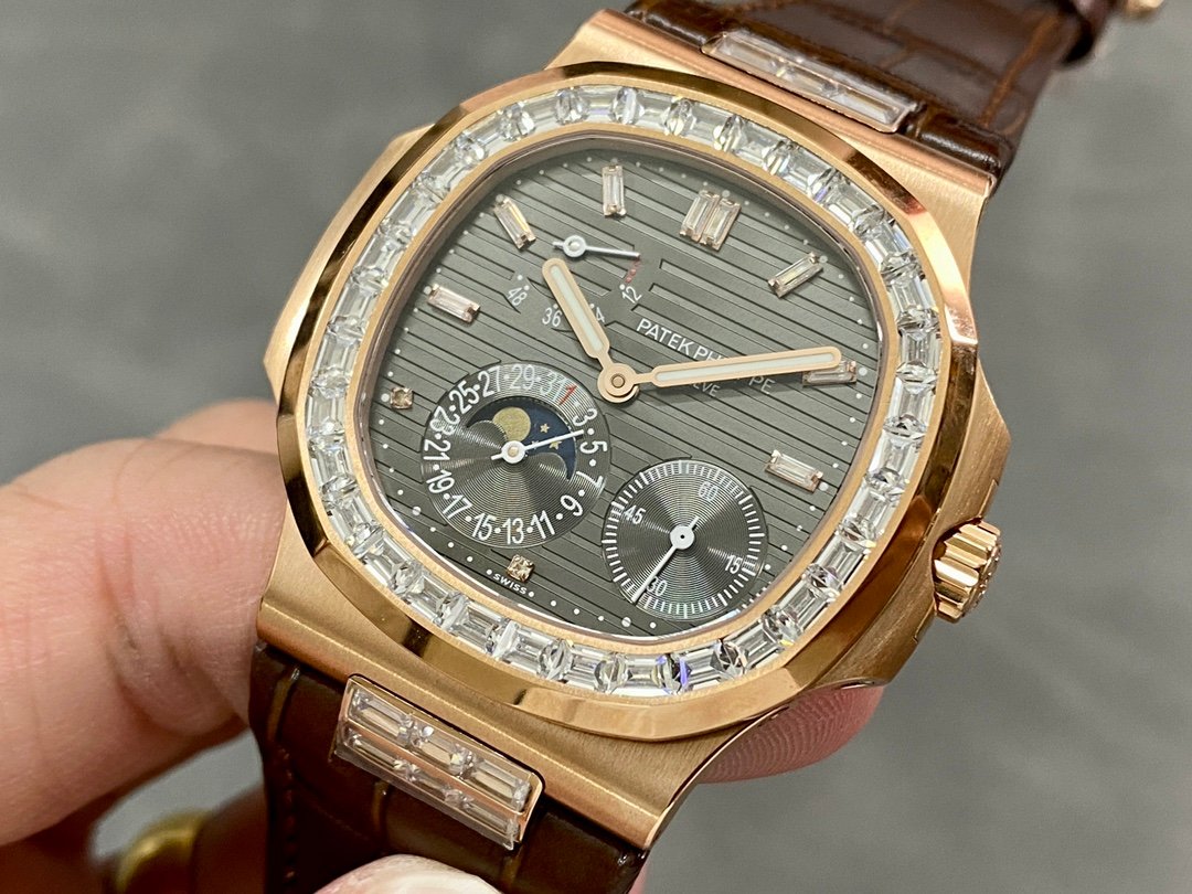 【Super Clone】Replica Patek Philippe Nautilus 5724 001 40mm Mens Watch - Image 4