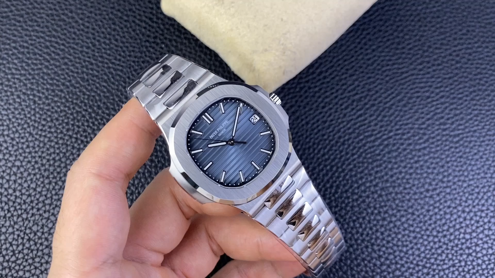 【Super Clone】Patek Philippe Nautilus Self Winding Watch 5811 1G 001 Replica Watch - Image 2