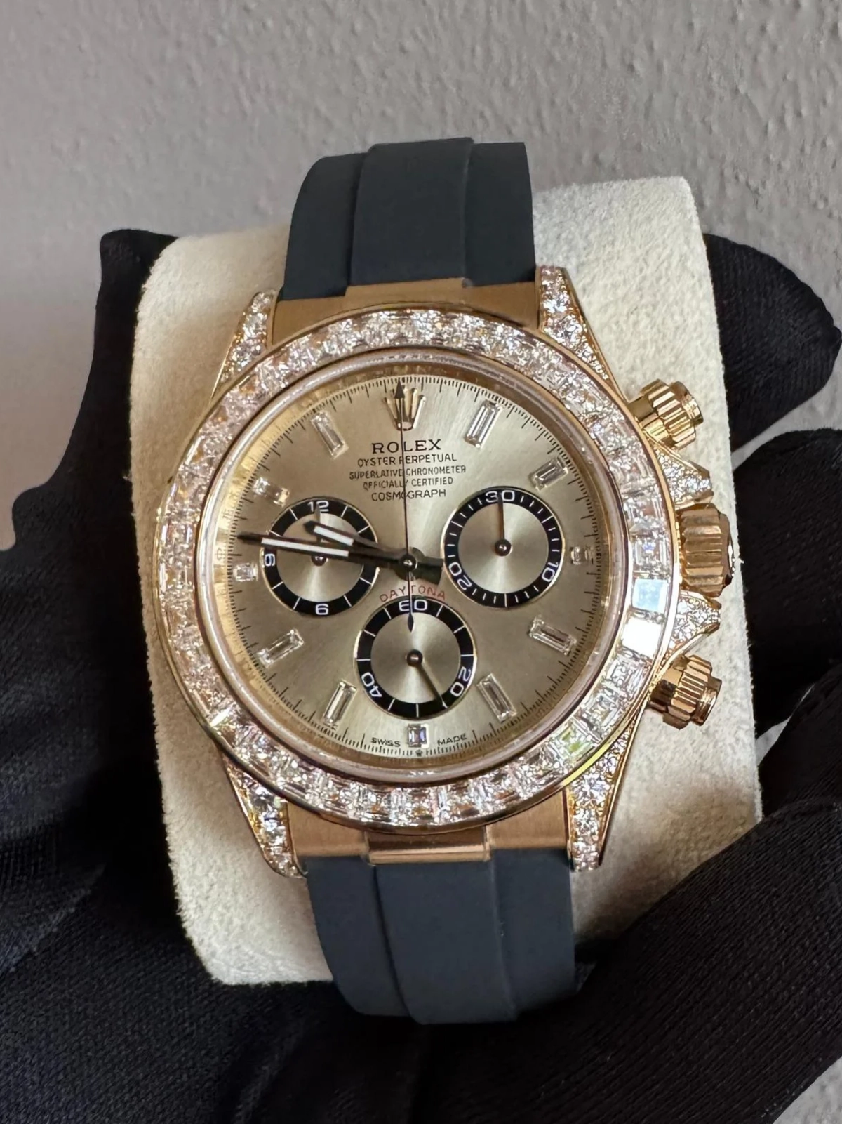 【Super Clone】Rolex Cosmograph Daytona 40mm Yellow Gold Diamond Baguette Champagne Dial Diamond Bezel Oysterflex - 126538TBR - Image 2