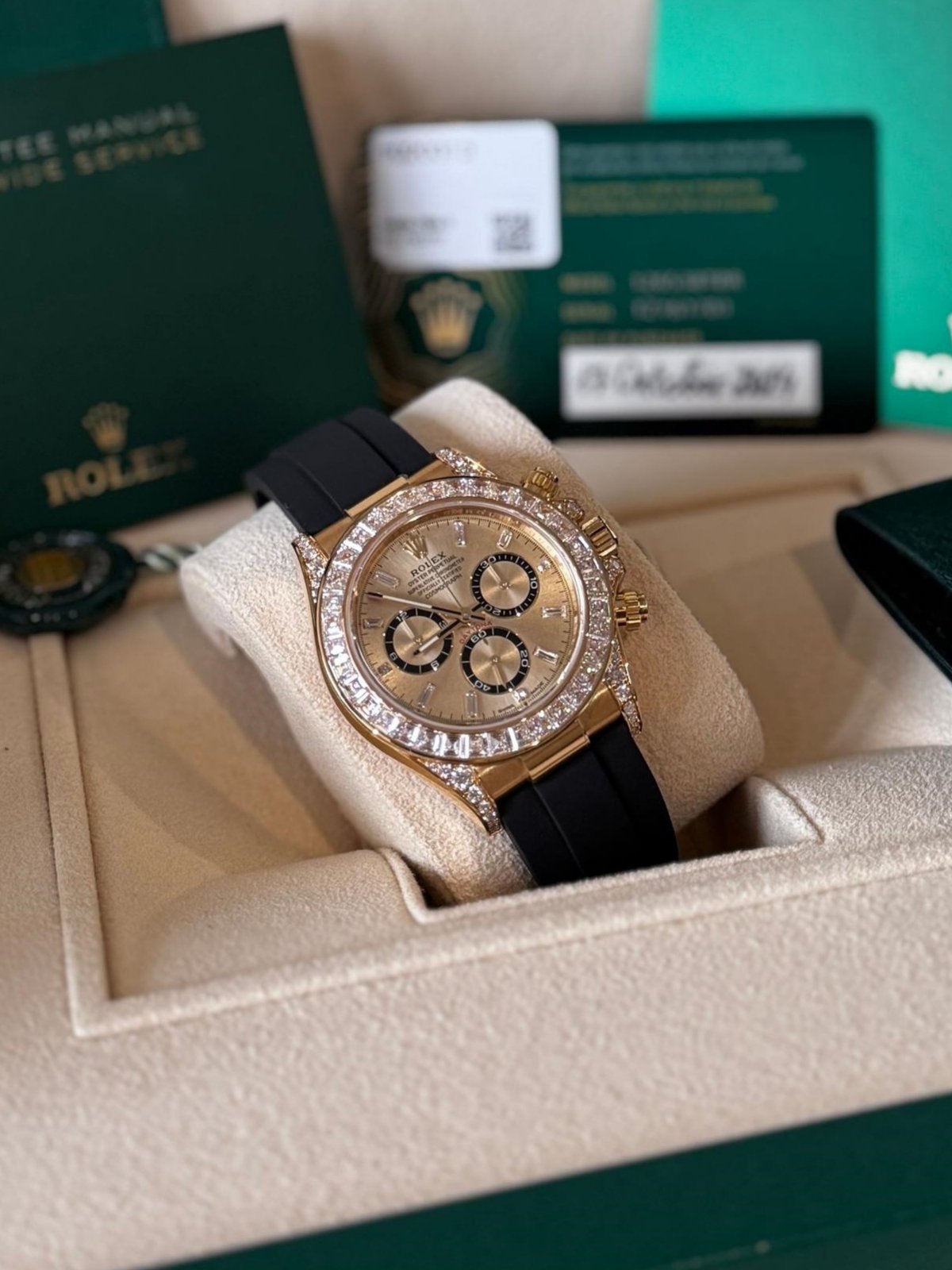 【Super Clone】Rolex Cosmograph Daytona 40mm Yellow Gold Diamond Baguette Champagne Dial Diamond Bezel Oysterflex - 126538TBR - Image 3