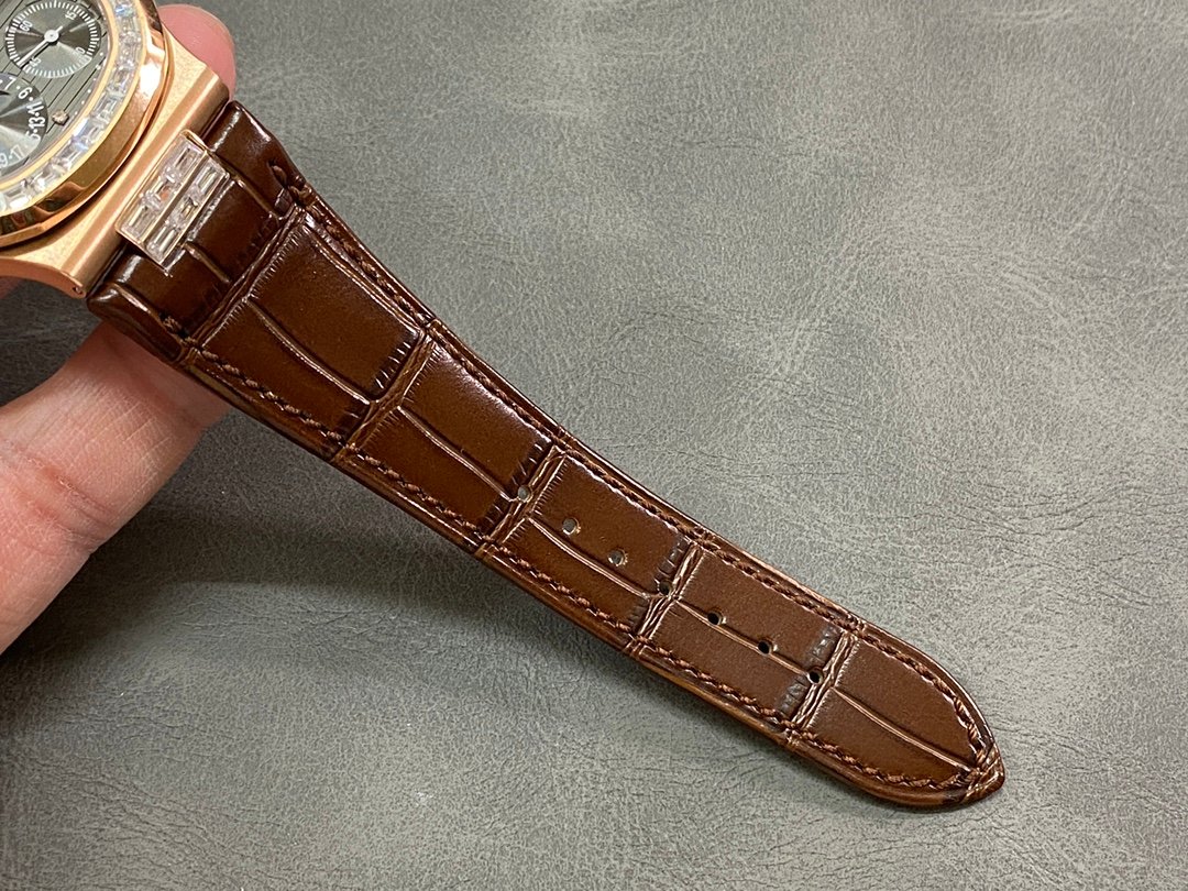 【Super Clone】Replica Patek Philippe Nautilus 5724 001 40mm Mens Watch - Image 9