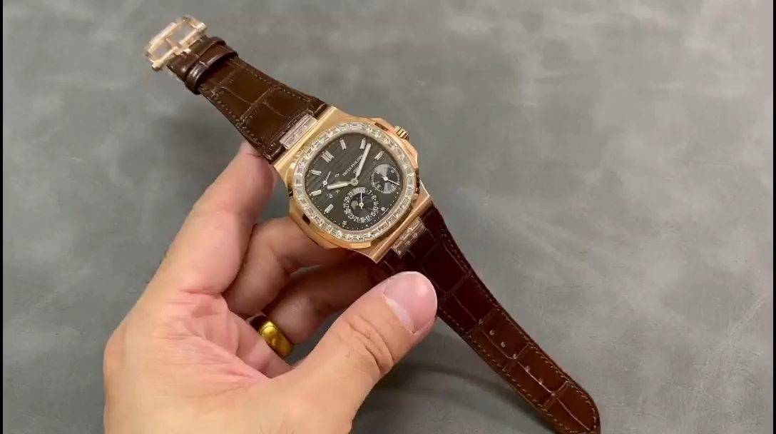 【Super Clone】Replica Patek Philippe Nautilus 5724 001 40mm Mens Watch - Image 2