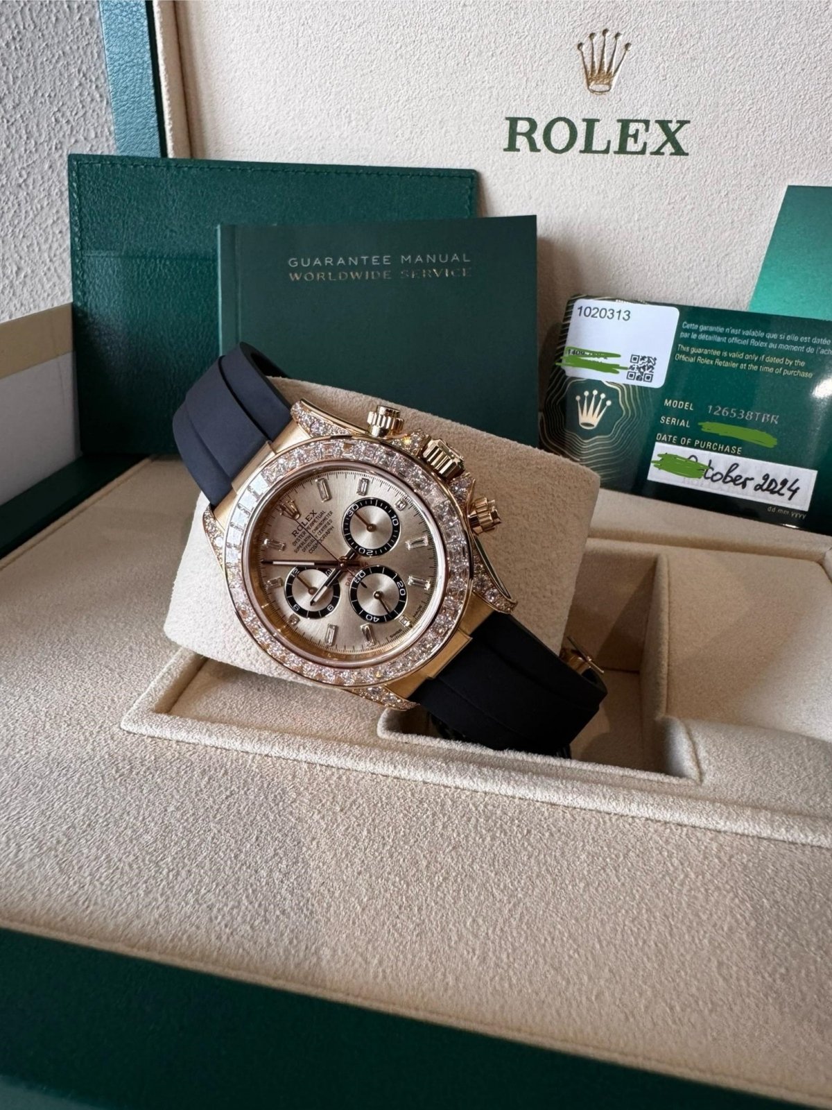 【Super Clone】Rolex Cosmograph Daytona 40mm Yellow Gold Diamond Baguette Champagne Dial Diamond Bezel Oysterflex - 126538TBR - Image 4